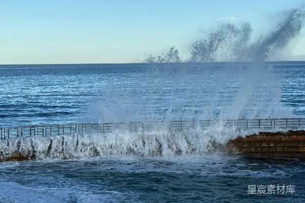 高清摄影 海浪拍打护墙