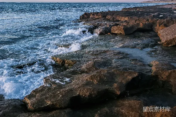 高清摄影 岩石海岸与海浪