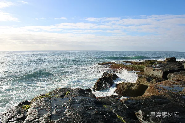 高清摄影 海浪拍打岩石的宁静海岸线