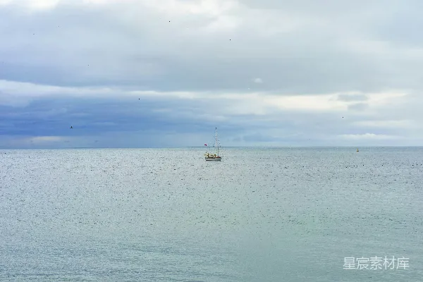 高清摄影 孤独的帆船在宁静的海面上航行