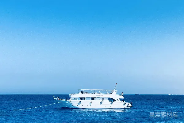 高清摄影 湛蓝海域的白色帆船
