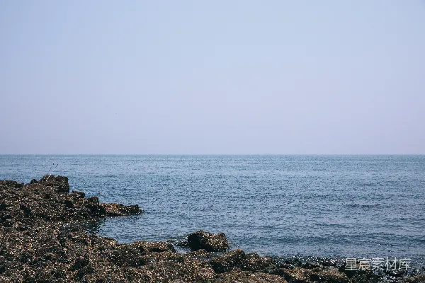 高清摄影 海边静谧的岩石与海面