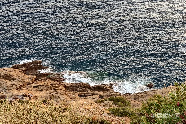高清摄影 海岸边的岩石与海浪