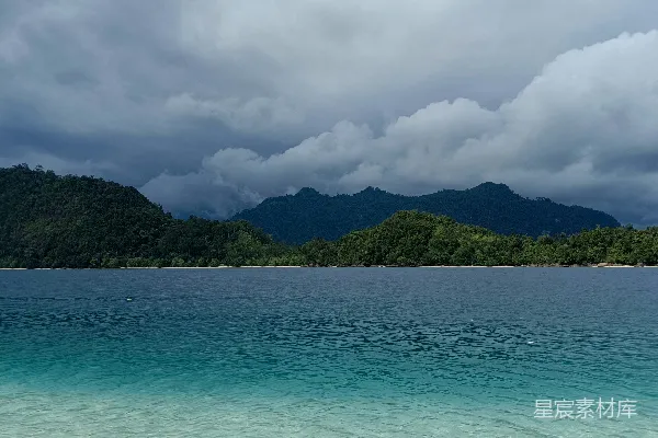 高清摄影 云海下的静谧海滩