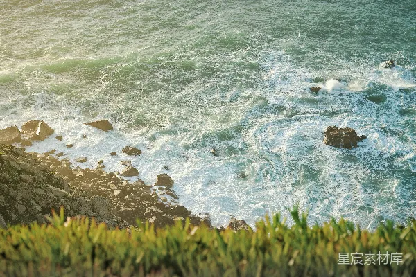 高清摄影 海浪拍打岩石的壮丽景象