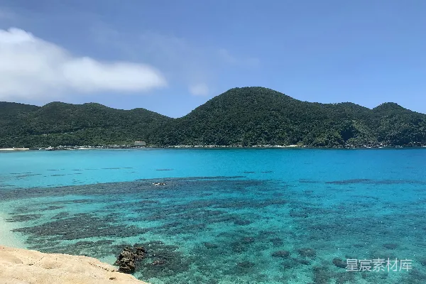 高清摄影 碧蓝海水与翠绿岛屿