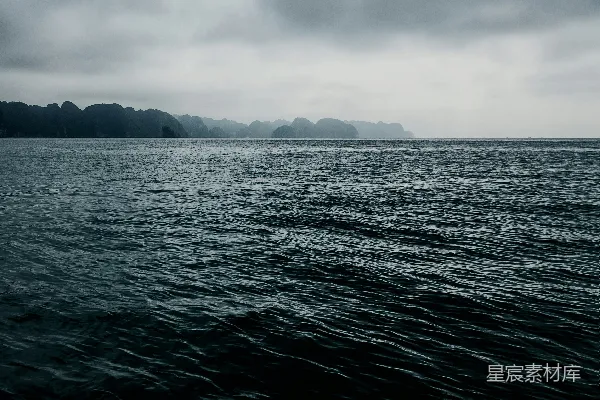 高清摄影 阴沉的海上岛屿
