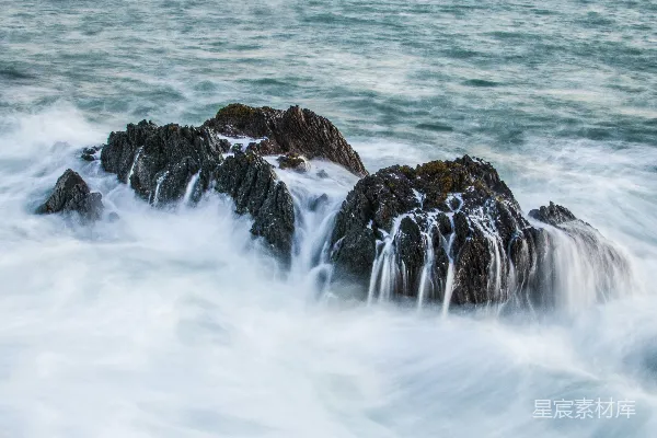 高清摄影 海浪拍打岩石