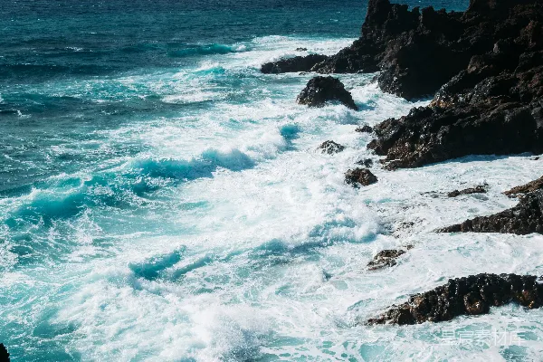 高清摄影 海浪拍打岩石