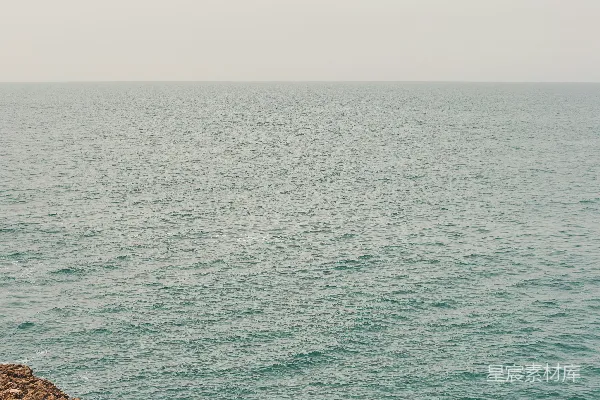 高清摄影 海岸边的岩石与宁静的海景