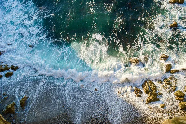 高清摄影 海岸线上的海浪与岩石