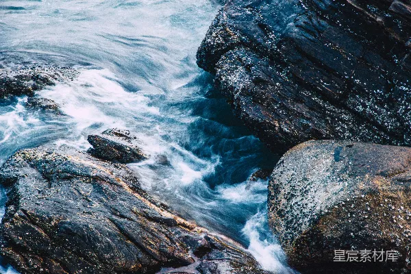 高清摄影 岩石间的湍急水流