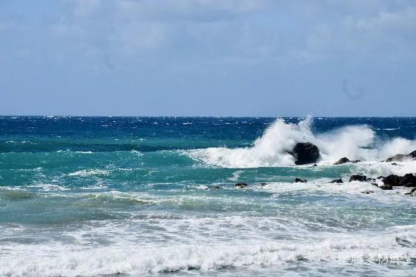 高清摄影 海浪拍打岩石