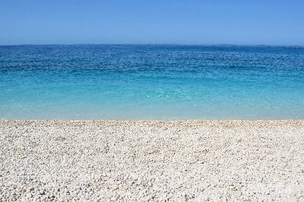 高清摄影 清澈海滩与蓝天
