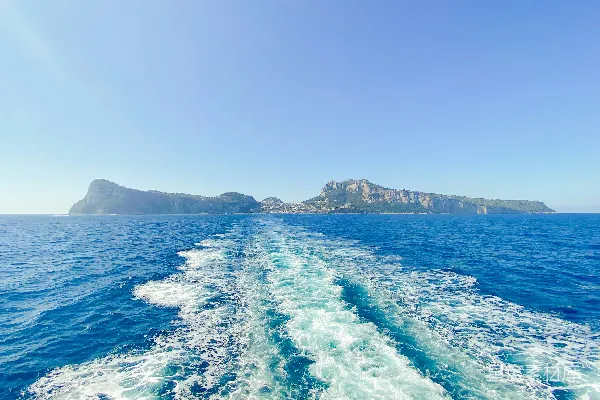 高清摄影 驶离海岸的航迹