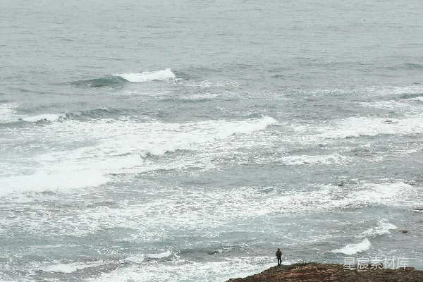 高清摄影 海边独行者