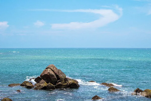 高清摄影 海边礁石与蔚蓝天空