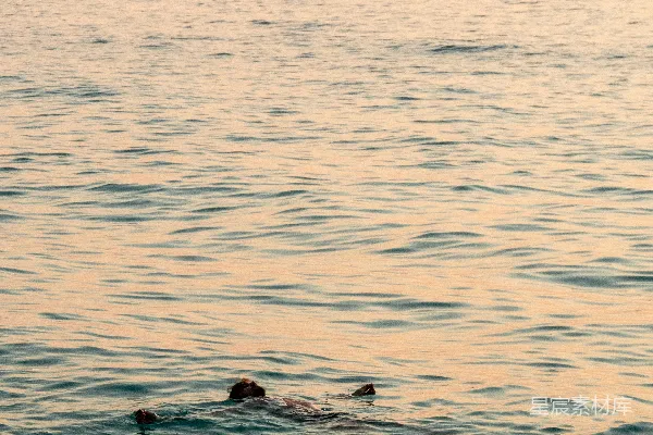 高清摄影 日落时分的海中浮影