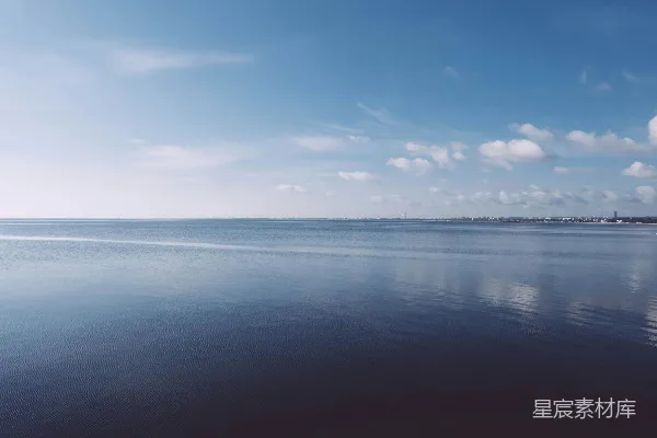 高清摄影 宁静的湖面与蓝天白云
