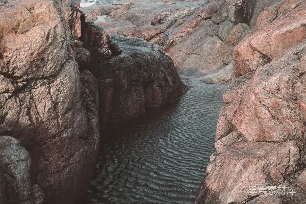 高清摄影 海浪拍打岩石的静谧角落