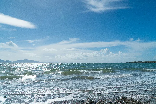 高清摄影 海滩上的波浪与蓝天
