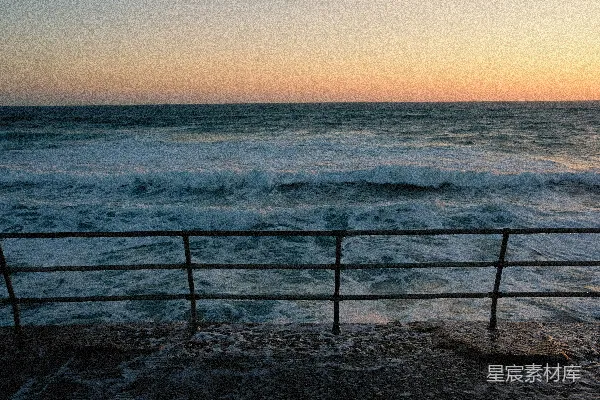 高清摄影 夕阳下的海浪与栏杆