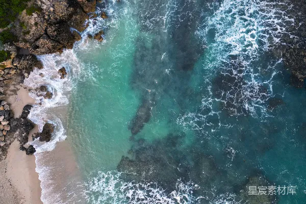 高清摄影 海岸线上的波浪与岩石