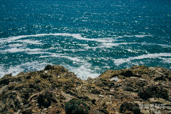 高清摄影 海岸边的岩石与海浪