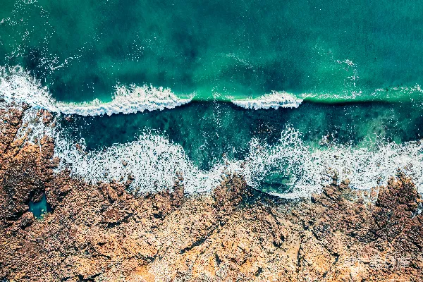高清摄影 海岸俯瞰：波浪与岩石的交响
