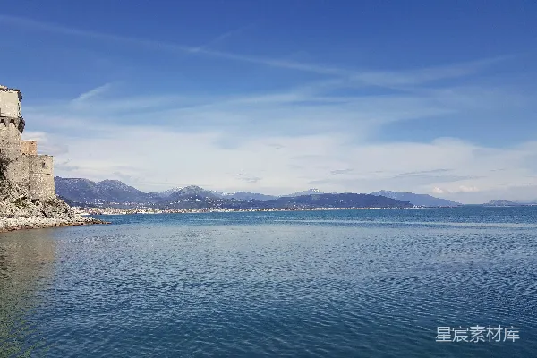 高清摄影 海边的古堡与壮丽山脉