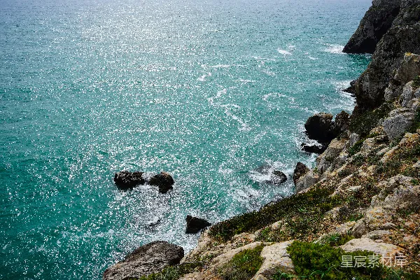 高清摄影 海浪拍打岩石的宁静美景