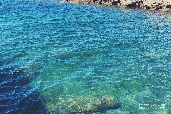 高清摄影 清澈的海水与岩石海岸