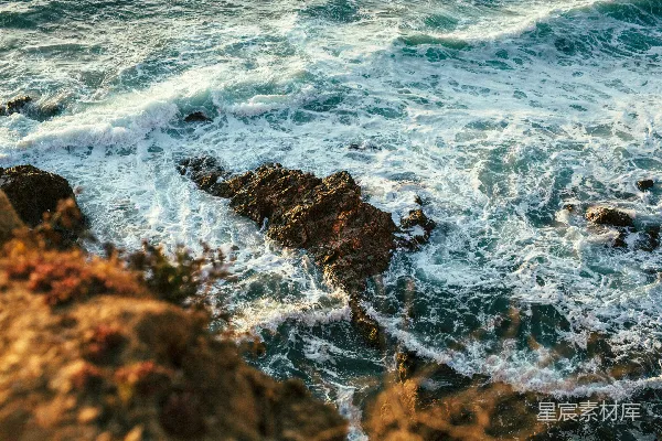 高清摄影 海岸边的岩石与海浪