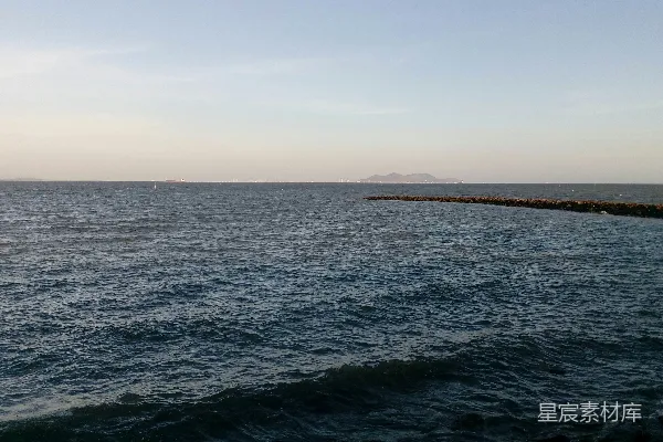 高清摄影 海天一色：宁静的海港景色