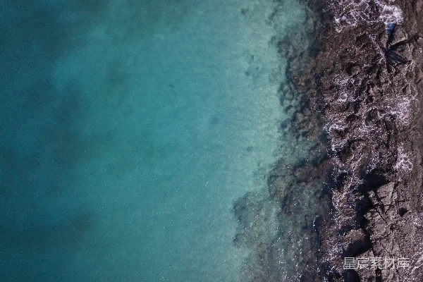 高清摄影 俯瞰岩石海岸线与清澈海水
