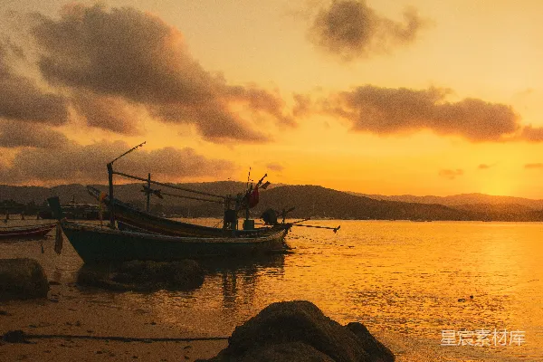 高清摄影 夕阳下的渔船