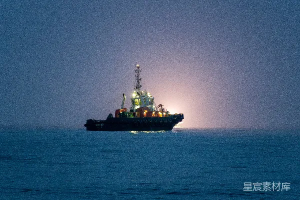 高清摄影 夜幕下的灯塔船