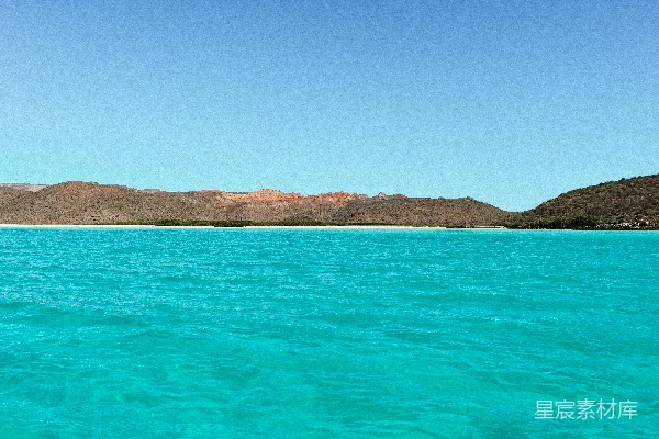 高清摄影 碧蓝海水与远处山脉的宁静景色