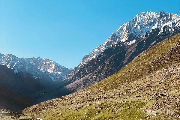 高清摄影 雪山下的宁静山谷