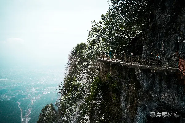 高清摄影 雪后天门山栈道