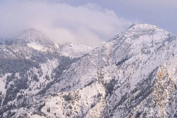 高清摄影 冬日雪景中的山峰