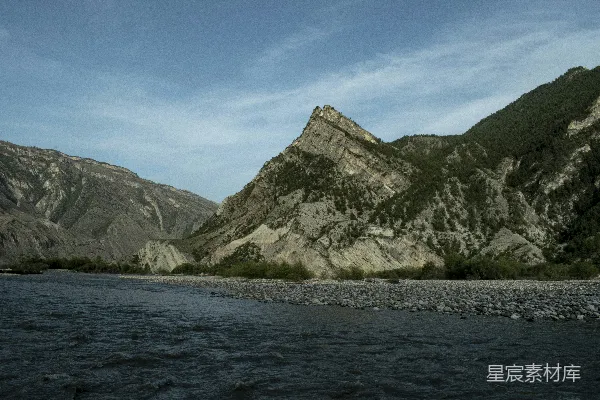 高清摄影 河流与山脉的交响曲