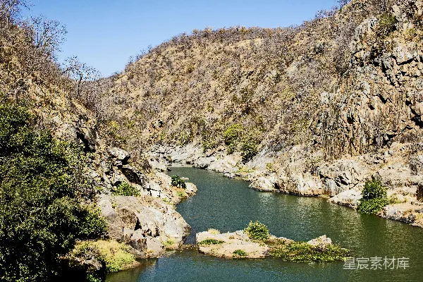 高清摄影 岩石峡谷中的宁静河流