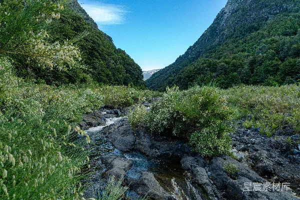 高清摄影 山谷中的溪流与自然美景