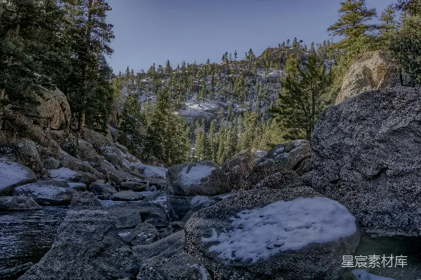 高清摄影 雪山下的静谧河流