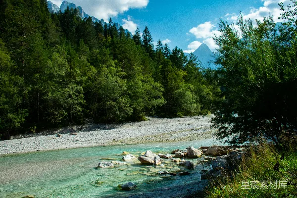 高清摄影 清澈溪流与巍峨山峰