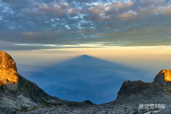 高清摄影 日出时分的山峰剪影