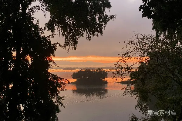 高清摄影 晨光中的宁静湖景