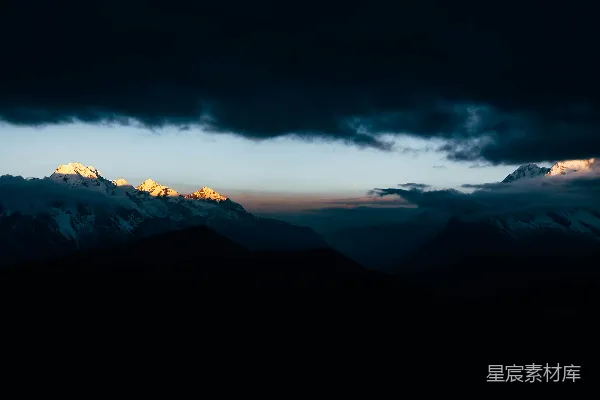 高清摄影 晨光中的雪山