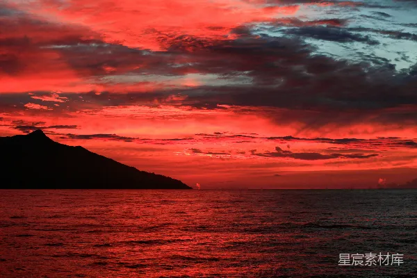 高清摄影 夕阳下的海与山